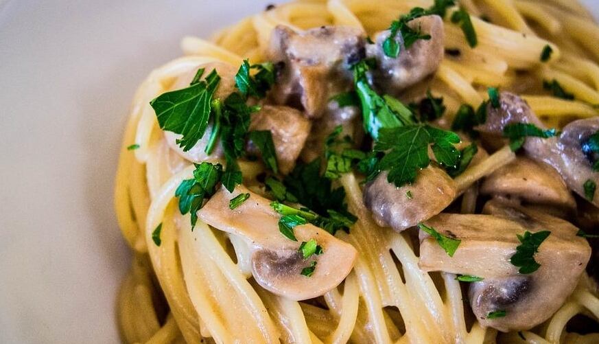 Pasta de pollo con champiñones