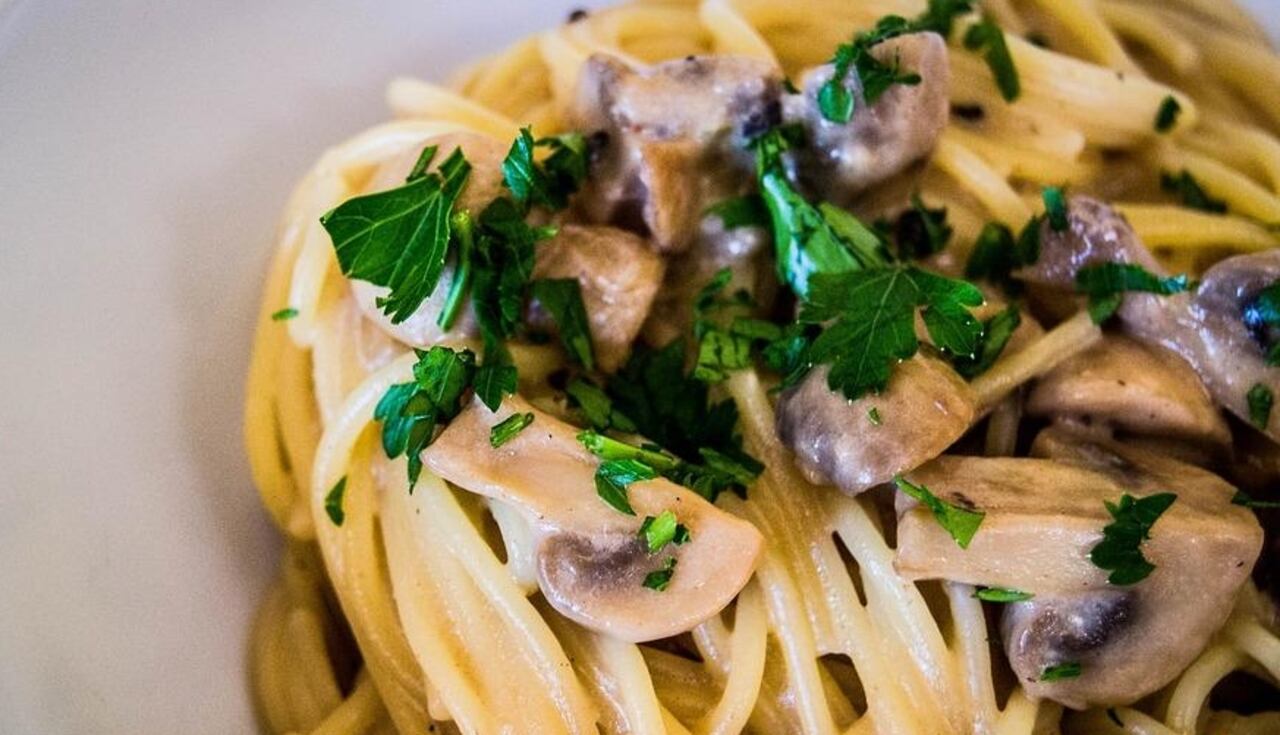 Pasta de pollo con champiñones