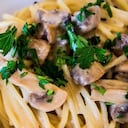Pasta de pollo con champiñones