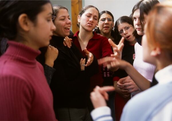 Israel: En la Escuela de la Paz, mujeres jóvenes de Palestina (a la izquierda) y de Israel (derecha) se encierran por tres días en un cuarto para compartir opiniones.

