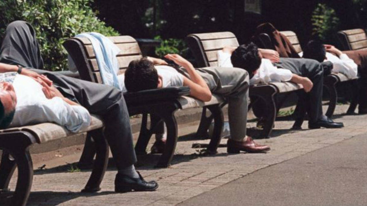 De acuerdo con una encuesta realizada en Japón en 1989, casi el 46% de los jefes de secciones y 66% de los jefes de departamentos en las compañías grandes pensaban que morirían de tanto trabajar.