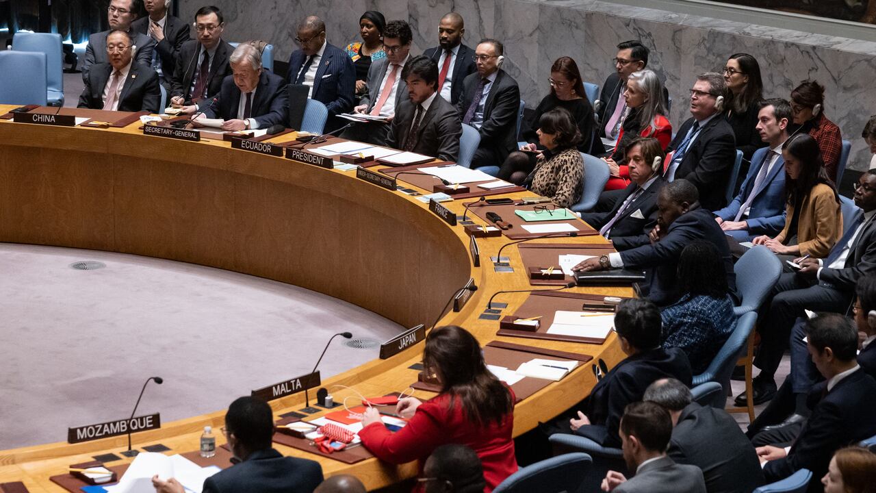 Una vista general muestra una reunión del Consejo de Seguridad de las Naciones Unidas sobre Gaza, en la sede de las Naciones Unidas en la ciudad de Nueva York, el 8 de diciembre de 2023. (Foto de Yuki IWAMURA / AFP)