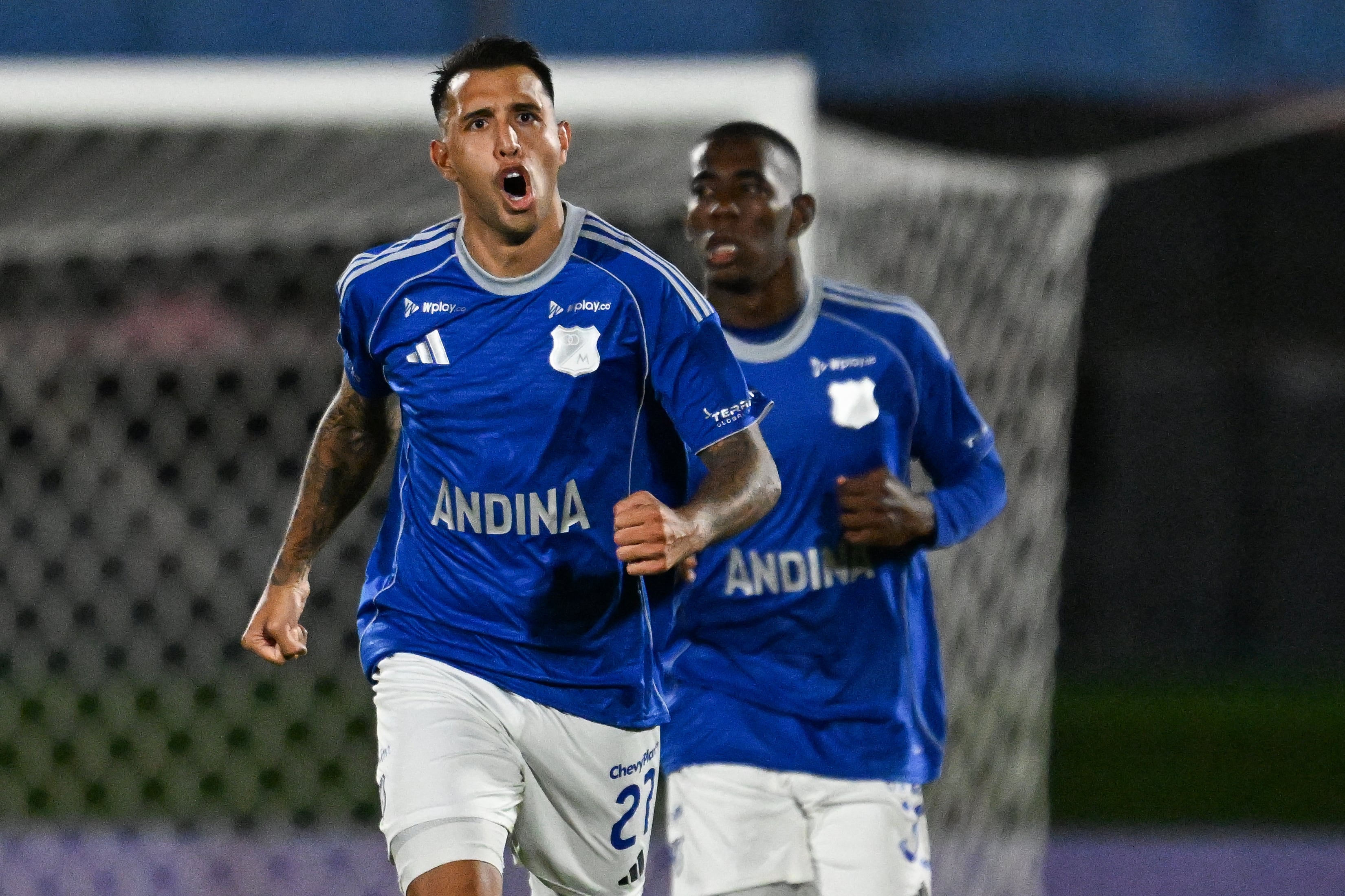 Millonarios celebrando uno de los goles en la remontada sobre Boston River por Sudamericana.