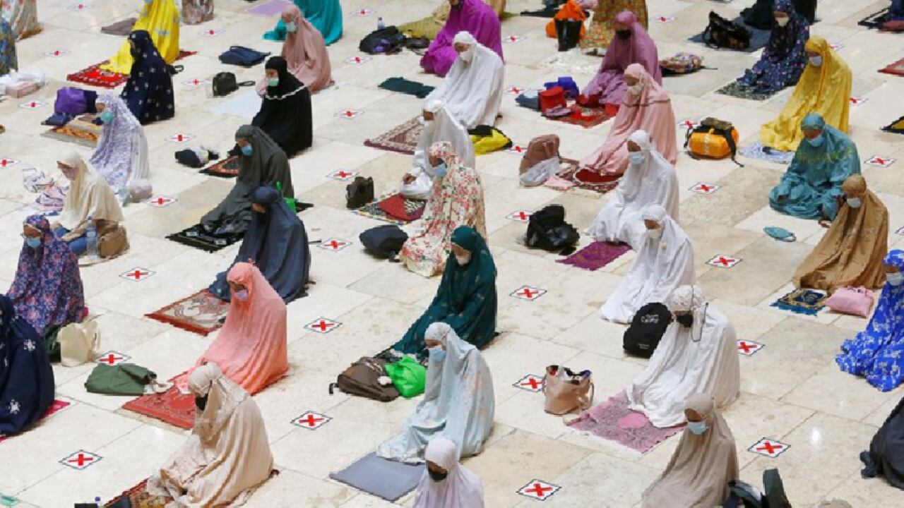 Oraciones socialmente distanciadas antes del Ramadán de este año en una mezquita de Indonesia. BBC - REUTERS