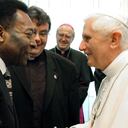 En esta imagen del folleto publicada por el periódico del Vaticano L'Osservatore Romano, el Papa Benedicto XVI le da la mano a la leyenda del fútbol brasileño Pelé durante su reunión el 20 de agosto de 2005 en Colonia, Alemania.