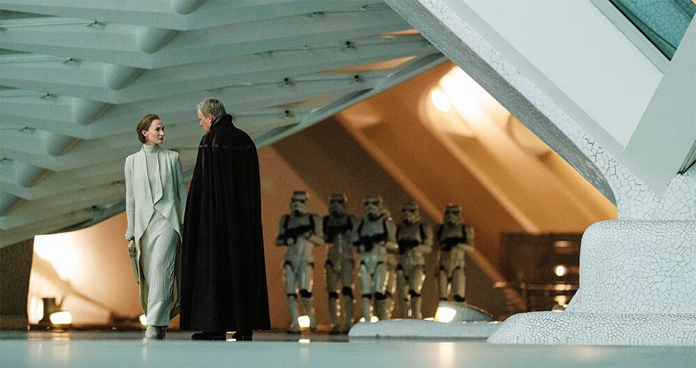 Alrededor del personaje central, Cassian Andor (Diego Luna), se refleja un tiempo en el que el Imperio toma fuerza represora y la resistencia busca mantenerse activa. 