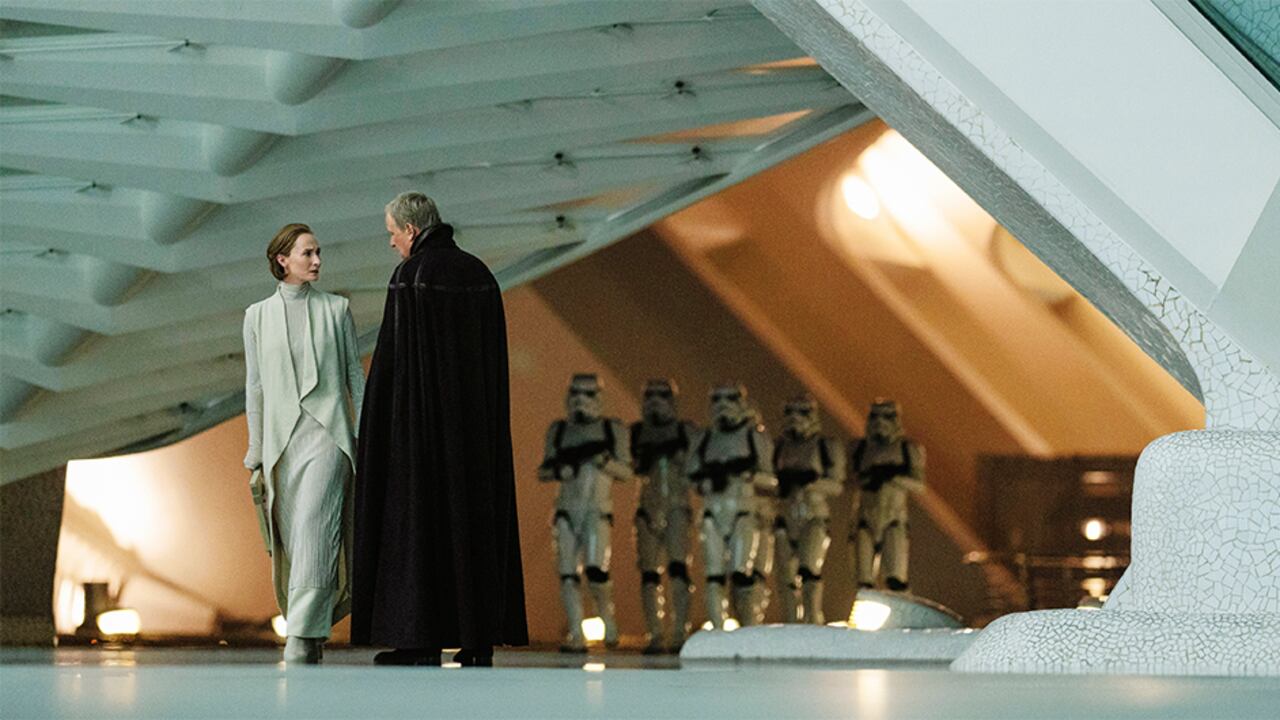 Alrededor del personaje central, Cassian Andor (Diego Luna), se refleja un tiempo en el que el Imperio toma fuerza represora y la resistencia busca mantenerse activa.