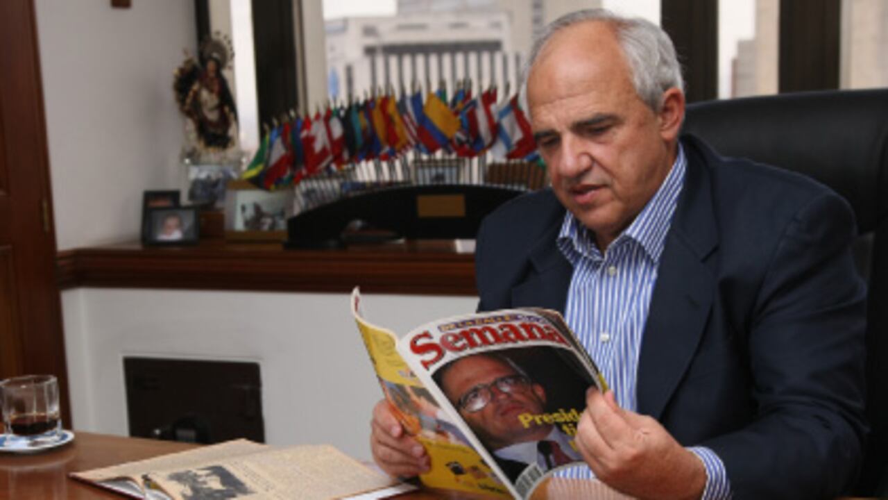 El expresidente guarda meticulosamente en su oficina las 38 revistas en las que ha sido portada.