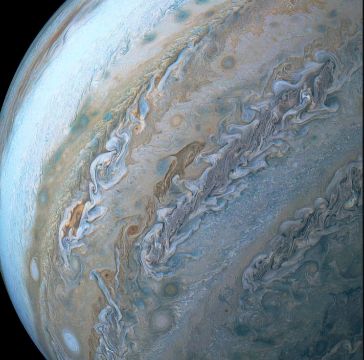 La sonda Juno captó una nube en Júpiter que recuerda a un delfín nadando.