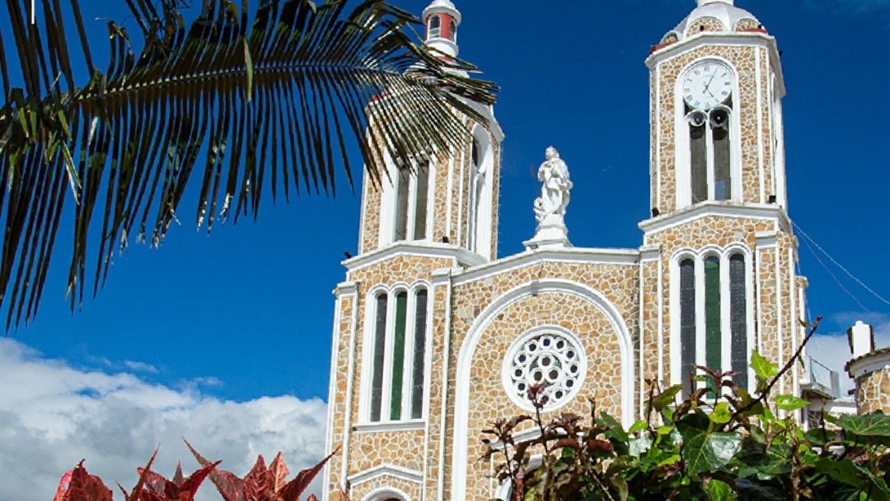 La iglesia de este pueblo es una de las construcciones talladas en piedra.
