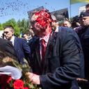 El embajador ruso en Polonia, Sergey Andreev, cubierto en pintura roja en Varsovia, Polonia, el lunes 9 de mayo de 2022. (AP Foto/Maciek Luczniewski)