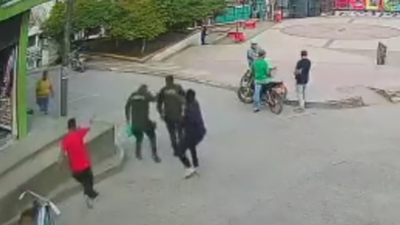 Los delincuentes atacaron a los policías con arma de fuego cuando regresaban de comprar unos alimentos.