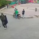 Los delincuentes atacaron a los policías con arma de fuego cuando regresaban de comprar unos alimentos.