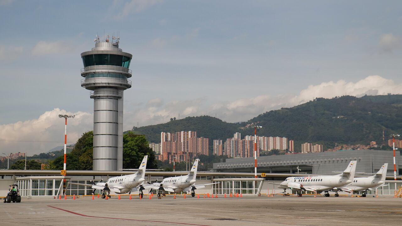 Aeropuertos y aerolíneas tienen sus propias medidas de bioseguridad.
