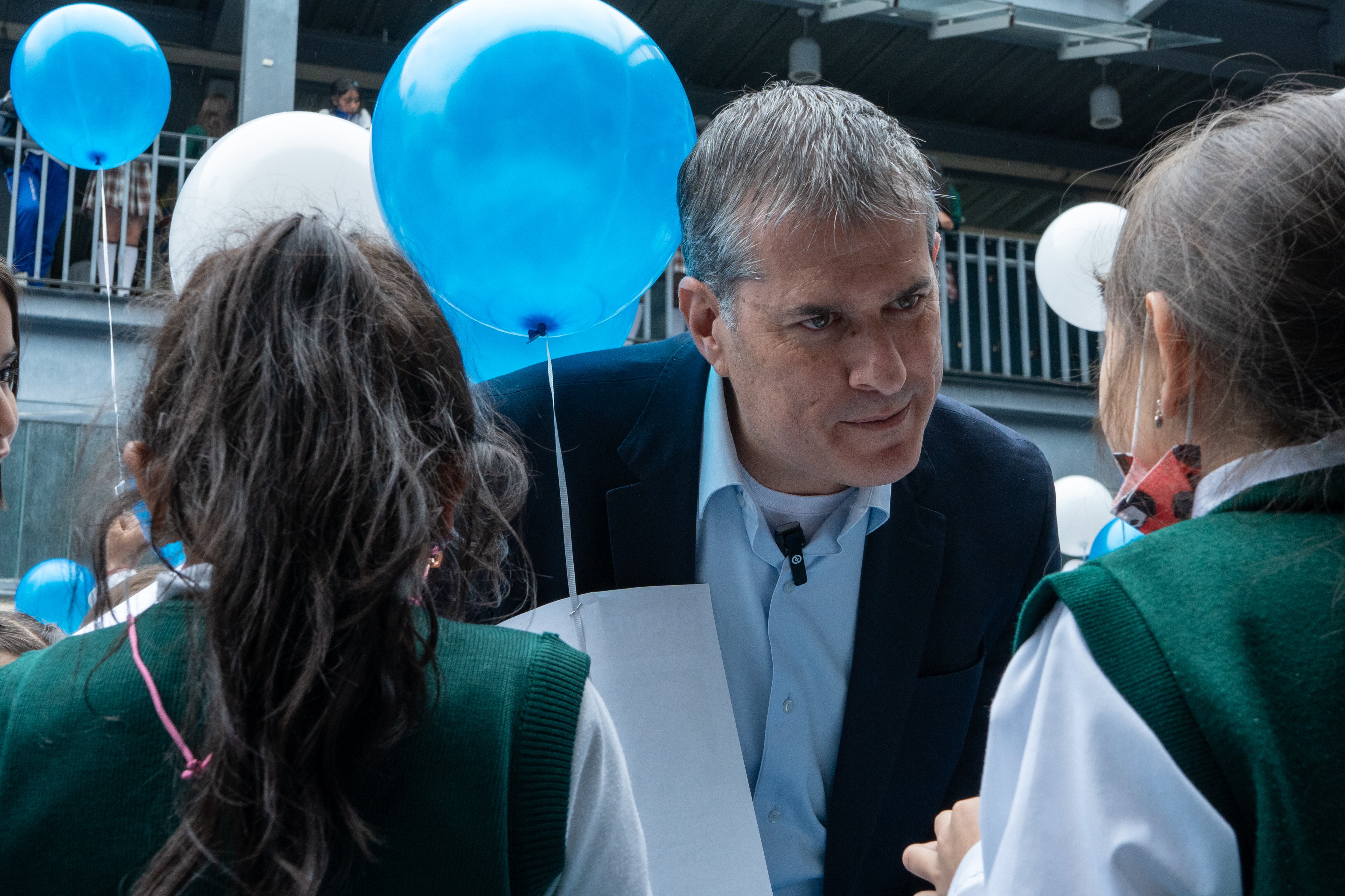 Los jóvenes estudiantes de esta institución han liberado globos al cielo, adornados con los colores de la bandera de Israel y los nombres de los 224 individuos que han sido tomados como rehenes por esta organización terrorista. Entre los cautivos, se encuentran bebés, niños, ancianos y mujeres, cuyos derechos y vidas deben ser restaurados.