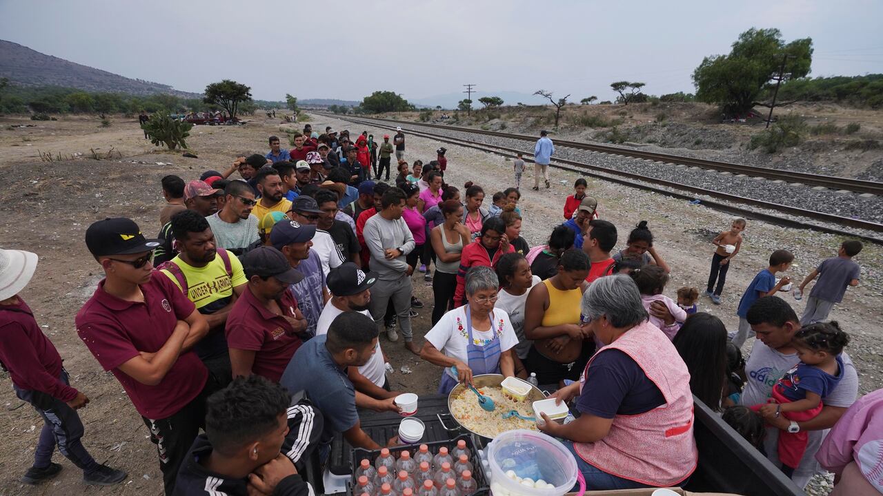 Miles de migrantes esperan poder quedarse y pedir asilo en Estados Unidos.