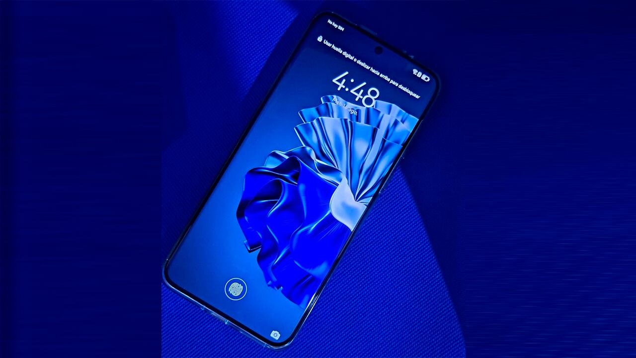 El dispositivo tiene una pantalla con una resolución de 2700 x 1220 píxeles