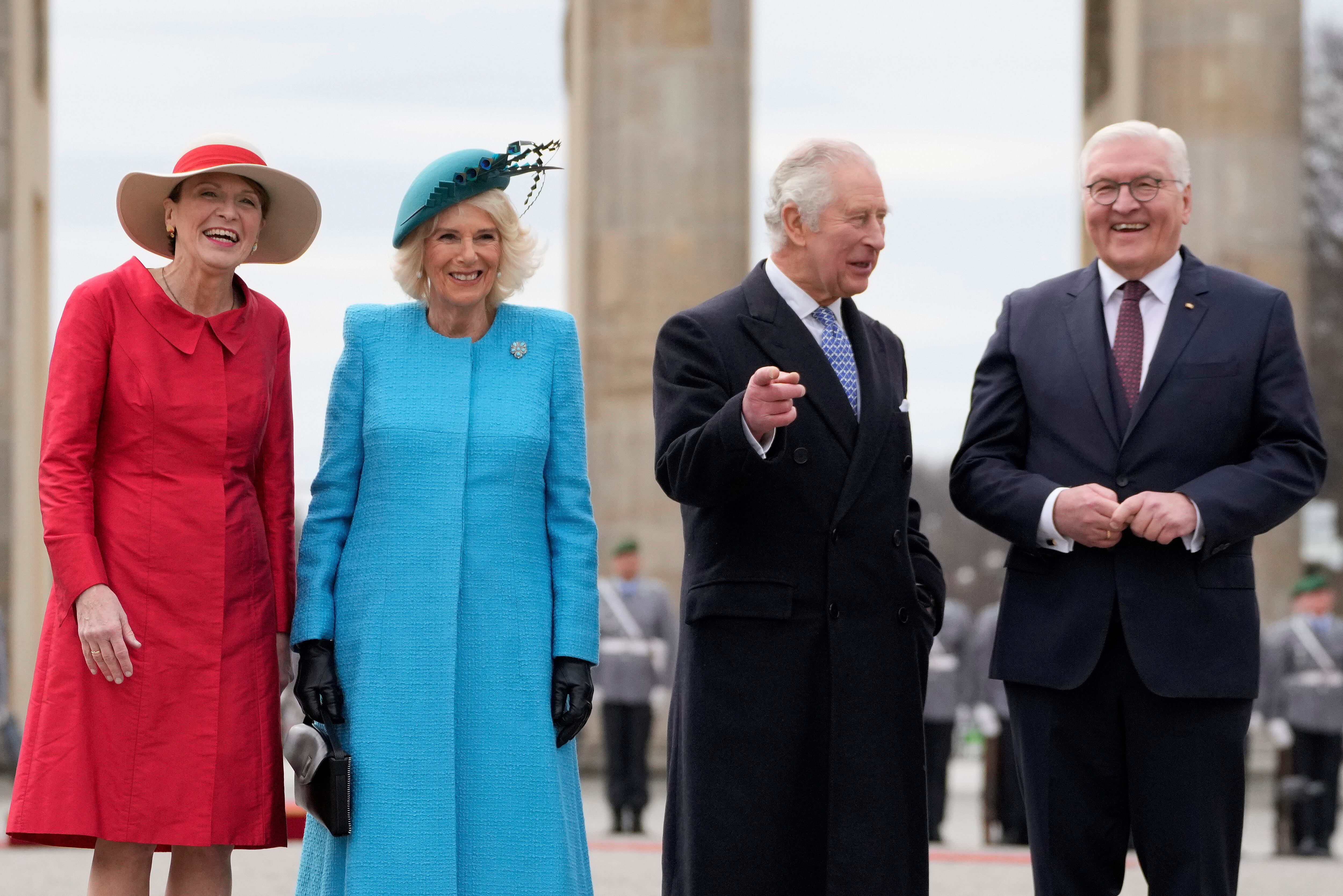 Frank-Walter Steinmeier y su esposa Elke Buedenbender, dan la bienvenida al rey Carlos III  y a Camila