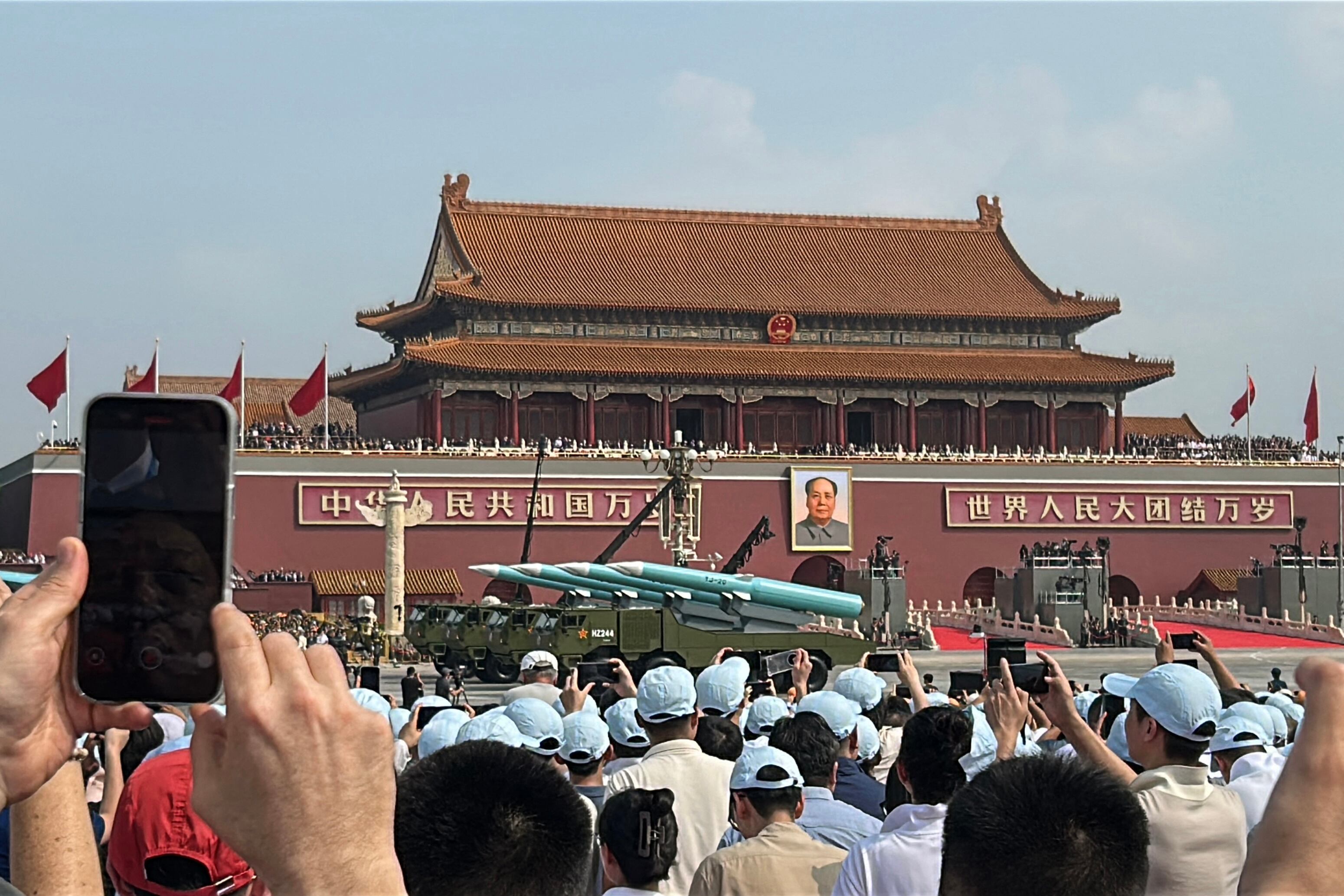 La gente toma fotografías de los misiles de crucero hipersónicos YJ-20 durante un desfile militar que marca el 80 aniversario de la victoria sobre Japón y el fin de la Segunda Guerra Mundial, en la Plaza de Tiananmen de Beijing el 3 de septiembre de 2025. (Foto de Ludovic EHRET / AFP)