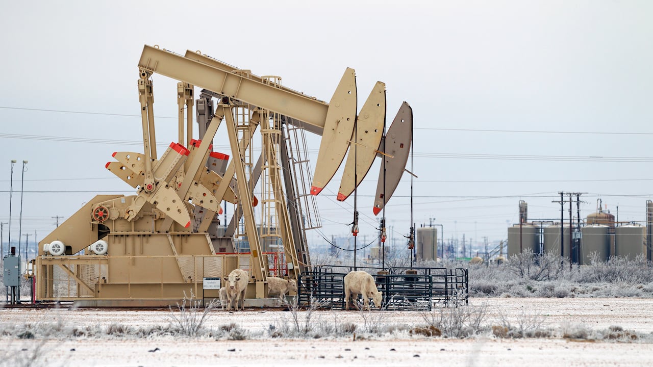 En Londres, el precio del barril de crudo Brent del Mar del Norte, para entrega en septiembre, bajó 3,40%, hasta 76,81 dólares.