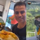 Aunque el ave será trasladada por las autoridades ambientales, Jhonny Rivera aprovechó para compartir un rato junto a la lorita.