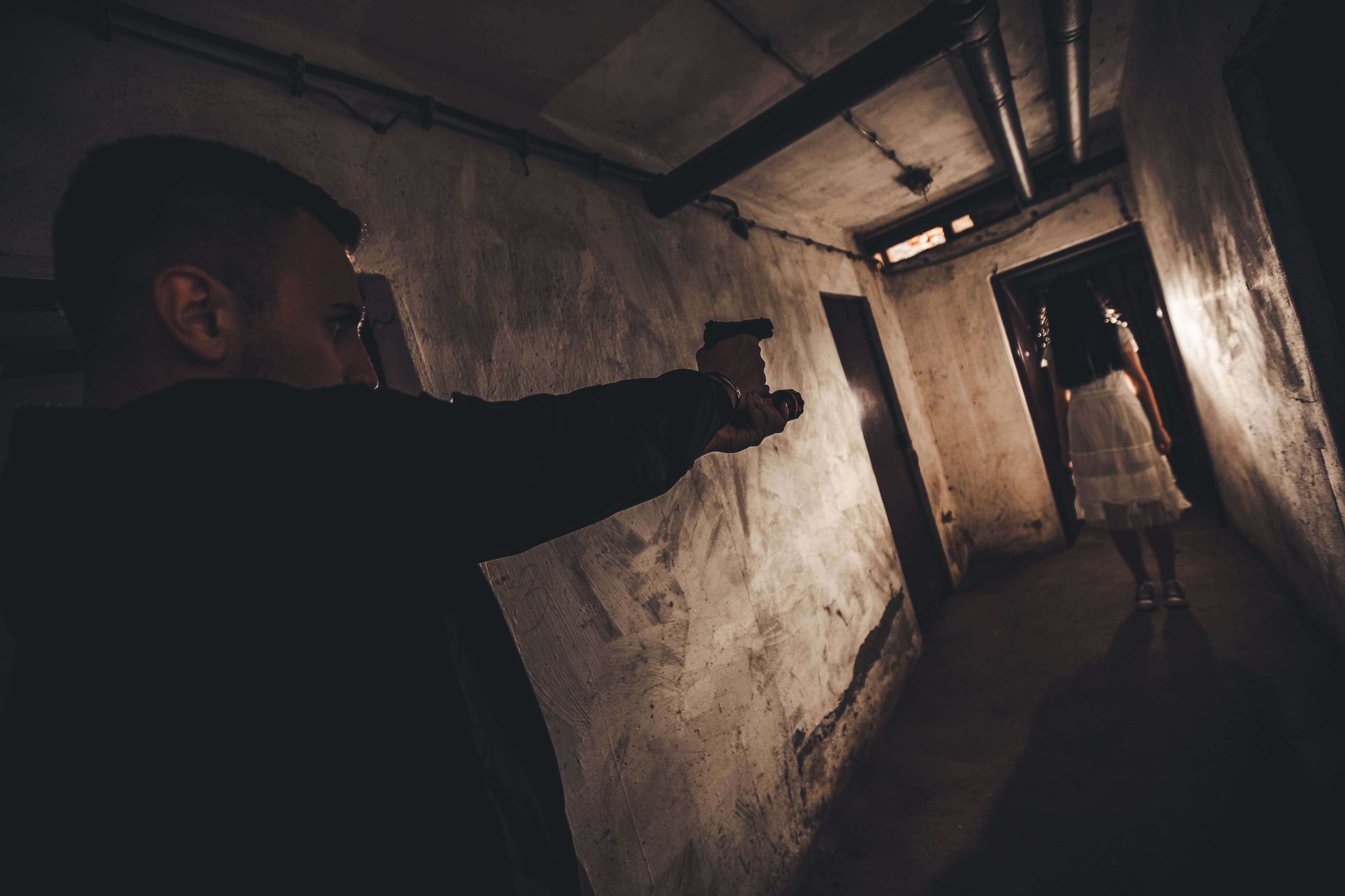 Hombre apuntando con pistola a una mujer / Hombre ataca a mujer