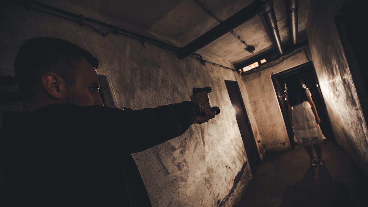 Hombre apuntando con pistola a una mujer / Hombre ataca a mujer