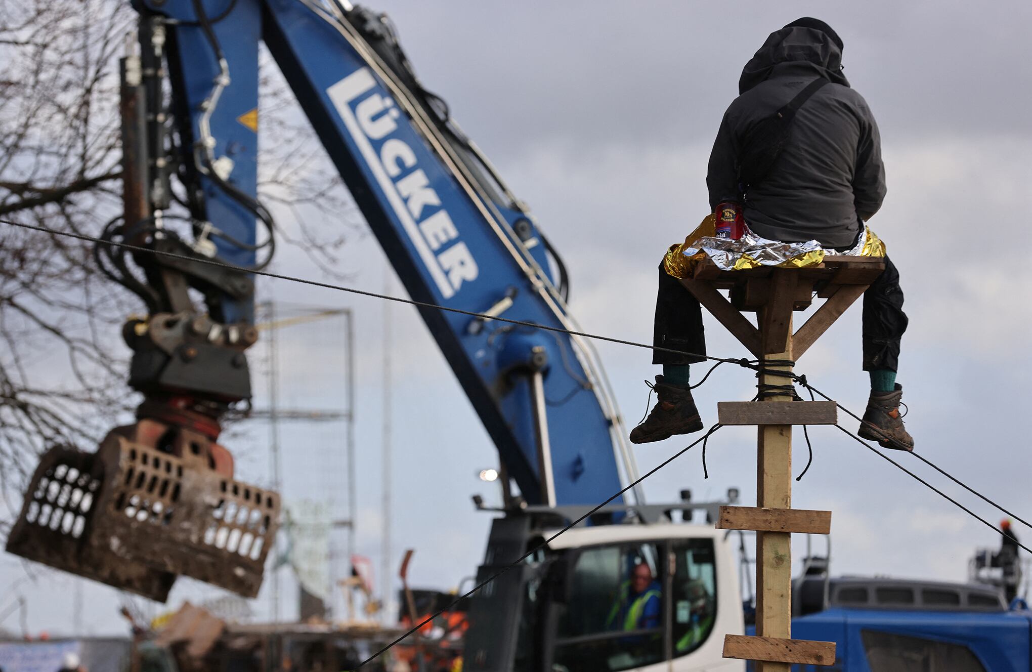 En imágenes : La policía avanza contra manifestantes de la mina de carbón atrincherados en un pueblo alemán abandonado.