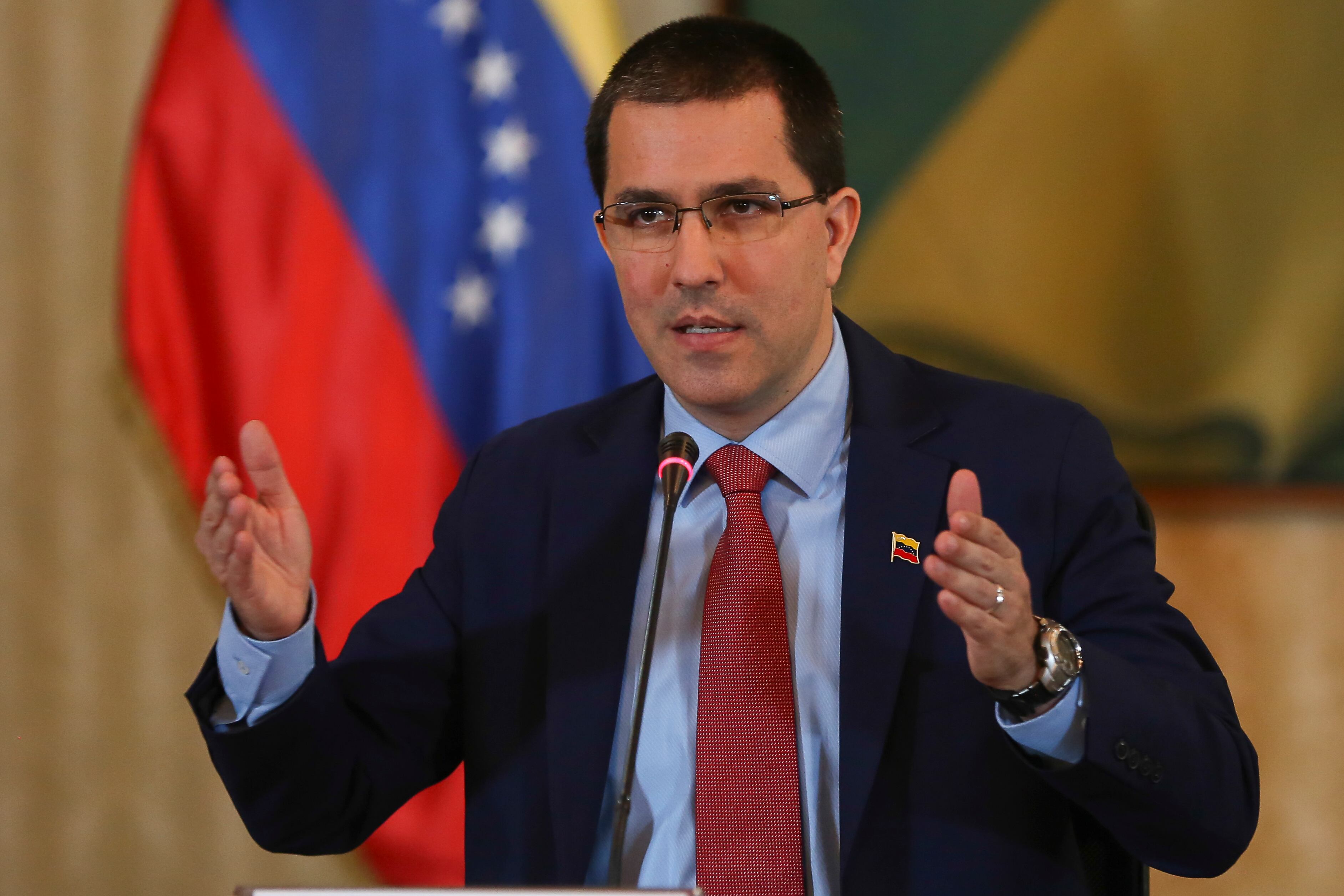 Archivo: Venezuela, Caracas: Jorge Arreaza, Ministro de Relaciones Exteriores de Venezuela, habla en una conferencia de prensa. Arreaza comentó sobre el "proceso de normalización" de las relaciones diplomáticas con Alemania y se refirió a una reunión entre representantes del gobierno venezolano y Marian Schuegraf, comisionada de la Cancillería Federal para América Latina y el Caribe. "Desde la crisis diplomática [en marzo de 2019] Alemania ha insistido en no interrumpir el diálogo", subrayó el canciller. El gobierno venezolano del presidente Maduro había declarado indeseable al embajador alemán el 6 de marzo y lo había expulsado del país. Ella lo acusó de tomar partido en la oposición en torno al autoproclamado presidente interino Juan Guaidó. Foto: Pedro Ramses Mattey / dpa (Foto de Pedro Ramses Mattey / picture alliance a través de Getty Images)