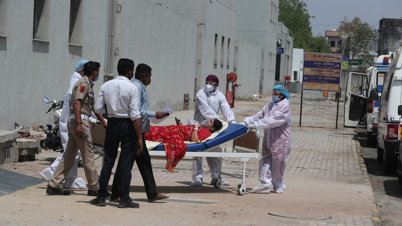 Madre en India transporta en bicitaxi a su hijo fallecido por covid-19 ante la falta de ambulancias