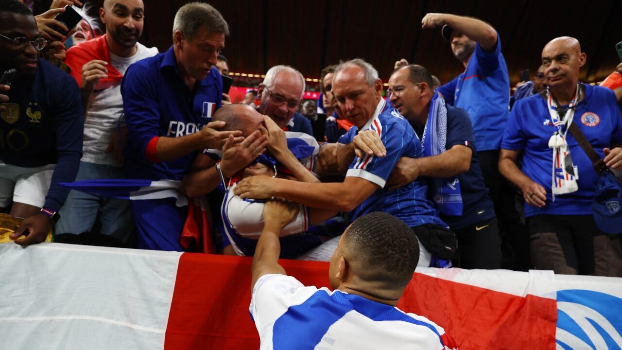 El hincha, de inmediato, perdió el equilibrio, se llevó las manos a la cara y tuvo que recibir ayuda del resto de fanáticos presentes en la tribuna. REUTERS/Lee Smith