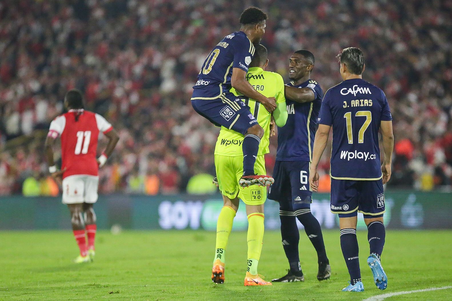 Bogotá. Noviembre 26 de 2024. Independiente Santa Fe enfrenta a Millonarios FC, por encuentro válido de la Liga BetPlay II 2024 de la fecha 2 del grupo A de cuadrangulares en el estadio Nemesio Camacho El Campin. (Colprensa - Cristian Bayona).