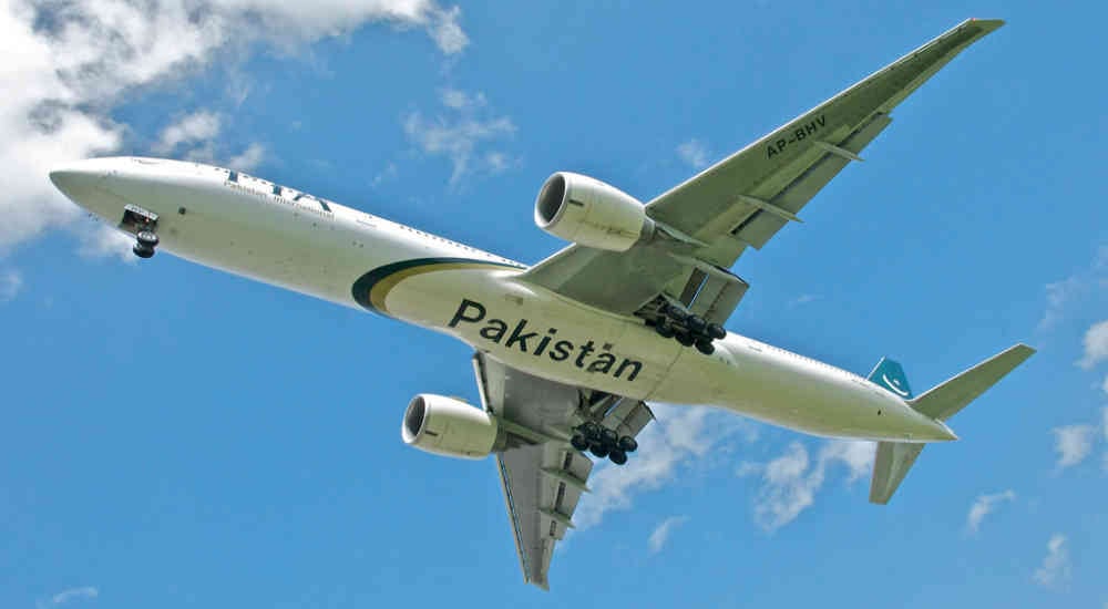 ¡Gran susto se llevaron los pasajeros de un avión! pues un hombre abrió la puerta de emergencia. Foto: A.P.I.