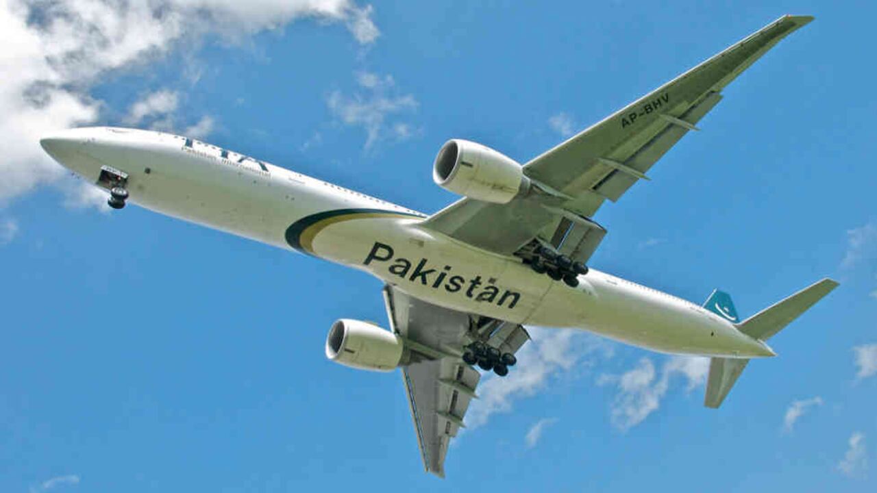 ¡Gran susto se llevaron los pasajeros de un avión! pues un hombre abrió la puerta de emergencia.