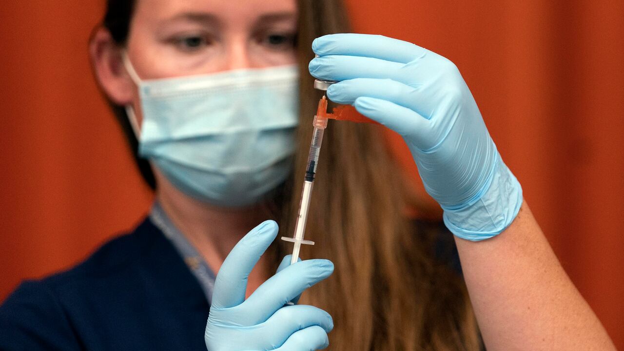 Personas no vacunadas tiene una probabilidad 25 veces mayor de morir de coronavirus