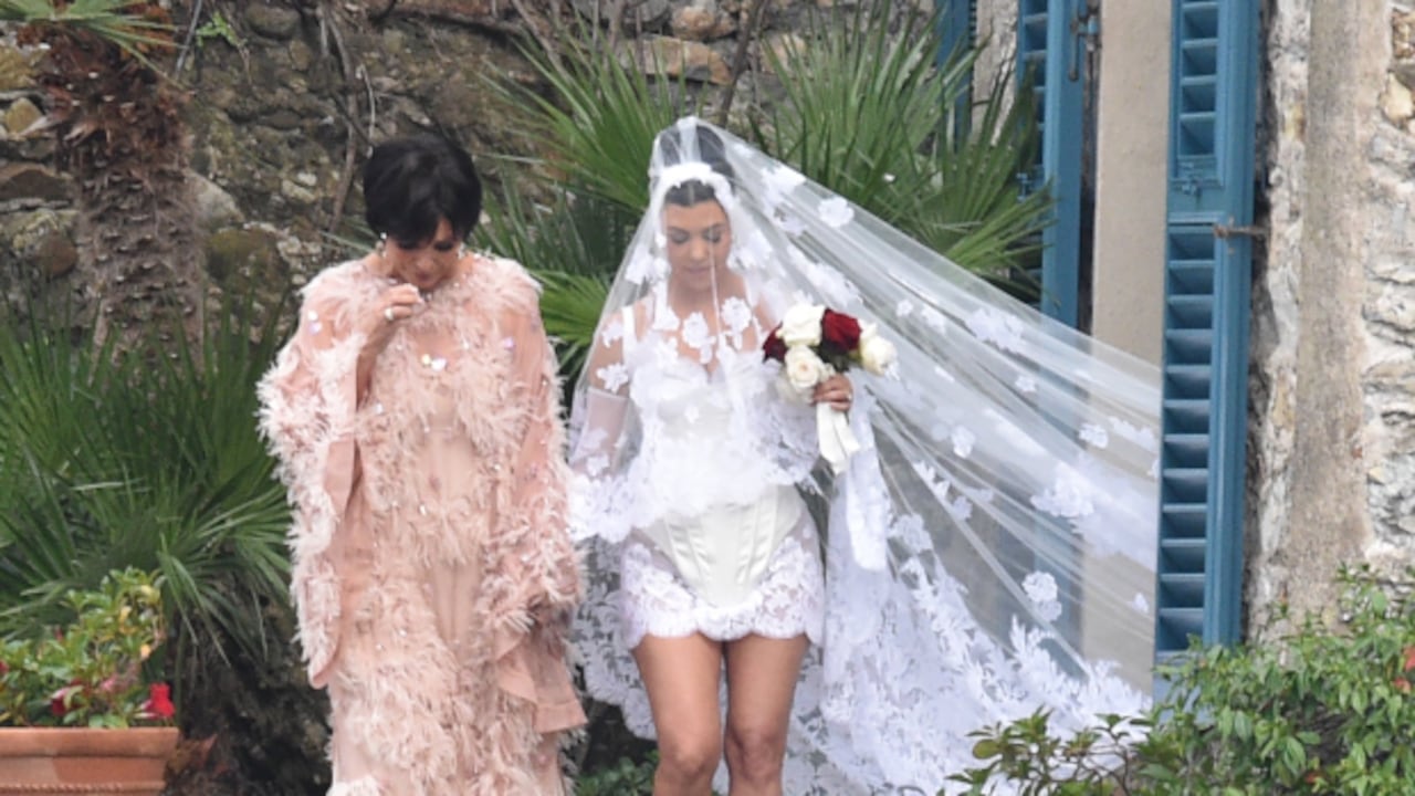 Kourtney usó un vestido corto de encaje de Dolce and Gabanna, mientras su madre, Kris Jenner, la acompañaba por el pasillo.