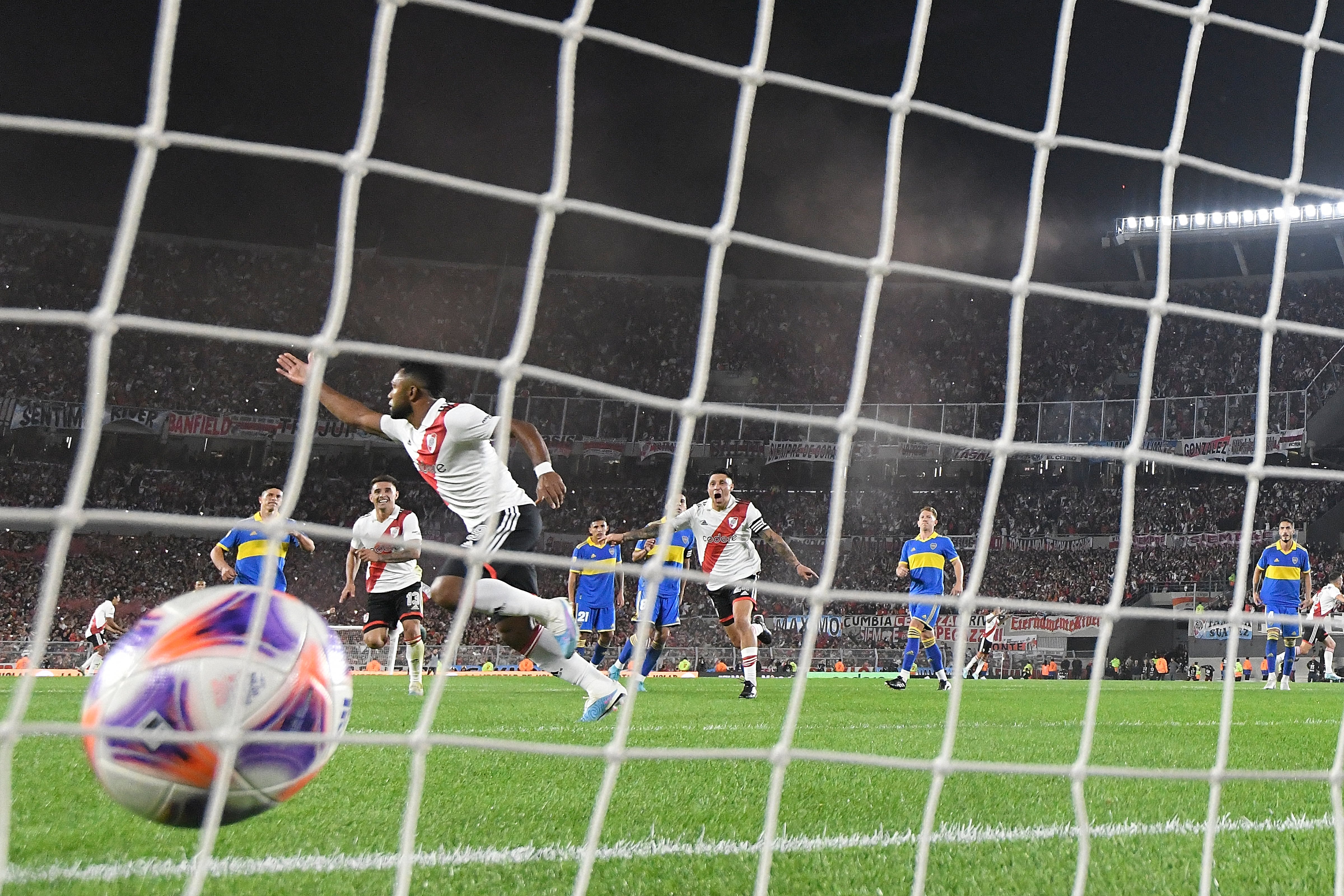 Miguel Borja of River Plate, left, celebrates after scoring the first goal of his team against Boca Juniors during a local tournament soccer match at Monumental stadium in Buenos Aires, Argentina, Sunday, May 7, 2023.(AP Photo/Gustavo Garello)