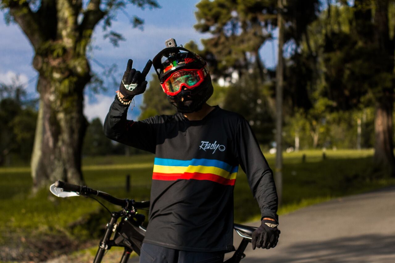 E lugar posee escenarios deportivos para la práctica de natación, tenis, fútbol, voley playa, motocross, down hill, skate park, BMX, patinaje y moto velocidad