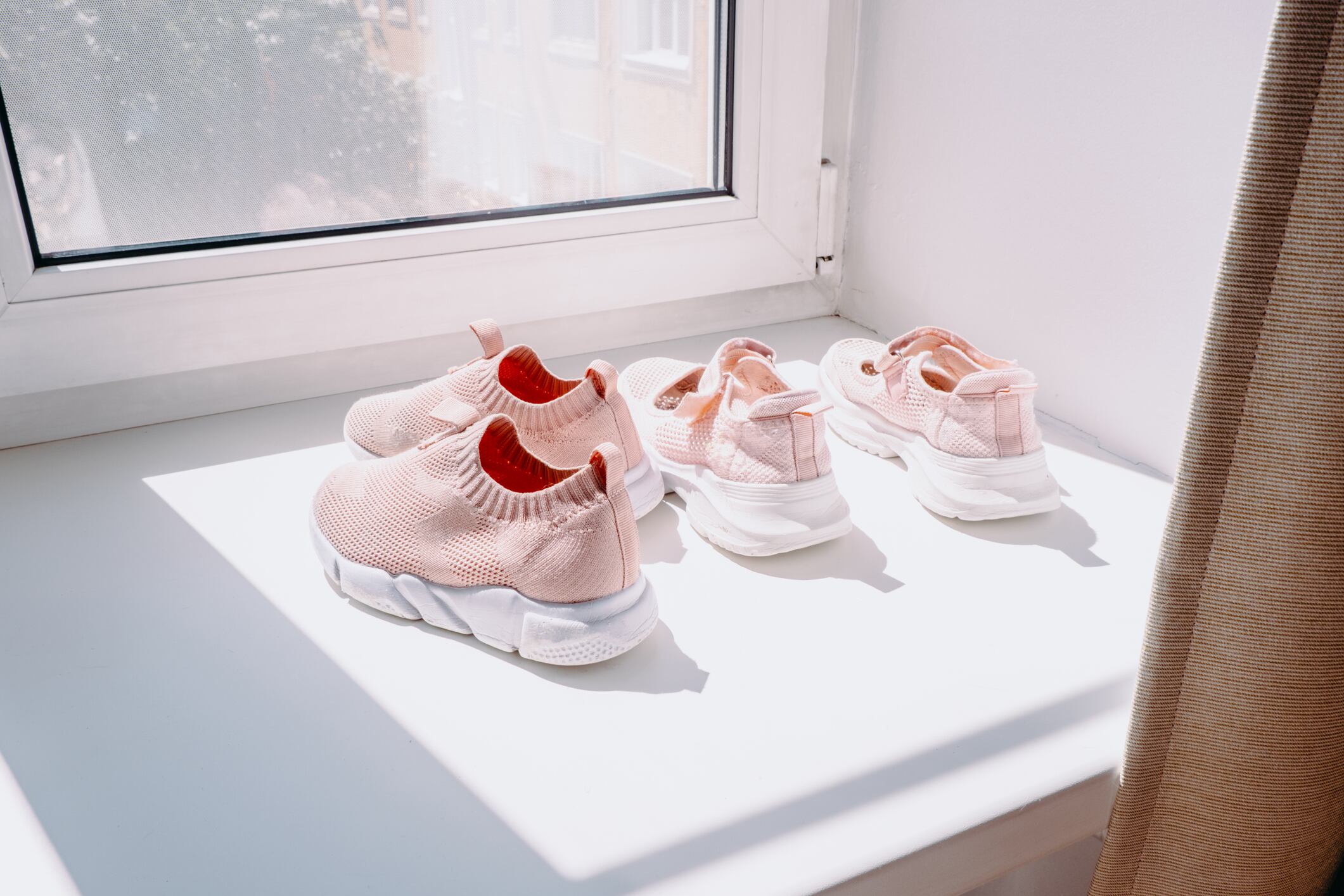 Para aquellos que desean mantener las suelas de los tenis limpias, existen métodos caseros que pueden ofrecer resultados sorprendentes. Estos trucos son eficaces para tratar las manchas y mejorar la apariencia del calzado.