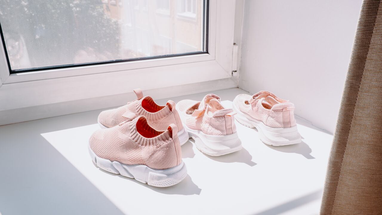 Las manchas persistentes en las suelas de los tenis no tienen por qué ser un desafío. Con soluciones caseras, es posible eliminar la suciedad y devolver el brillo al calzado sin recurrir a productos especializados.