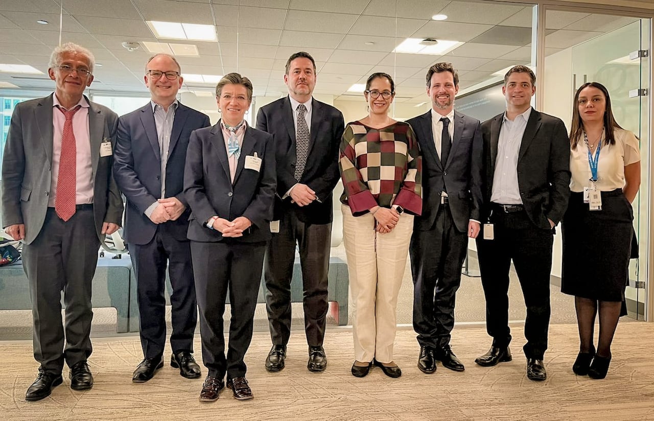 De izquierda a derecha: Secretario de Hacienda de Bogotá, Mauricio Ramírez; Gerente Sector Social del BID, Ferdinand Regalía; Alcaldesa Mayor; Felipe Muñoz Gómez, Jefe de la unidad de Migración del BID; Luz Amparo Medina; Jorge Guzmán, Consejero de Colombia en el BID; Francisco Zegarra, Unidad de Migración del BID; Prensa del BID.