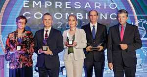 De izquierda a derecha, Elvira Restrepo Hernández, de Coopmente, recibió el Premio Colibrí Esmeralda; Santiago Herrán Diazgranados, de Bayer Pharmaceuticals, con el Premio Halcón Dorado; Claudia Alexandra Pardo, CEO de S3, con el Premio Ave Fénix al Resurgimiento Empresarial; Juan Carlos Henao, gerente general de Harinera del Valle, elegido como Empresario Colombiano 2021, en la categoría Mariposa de Lorenz; y Alejandro Cheyne, rector de la Universidad del Rosario.