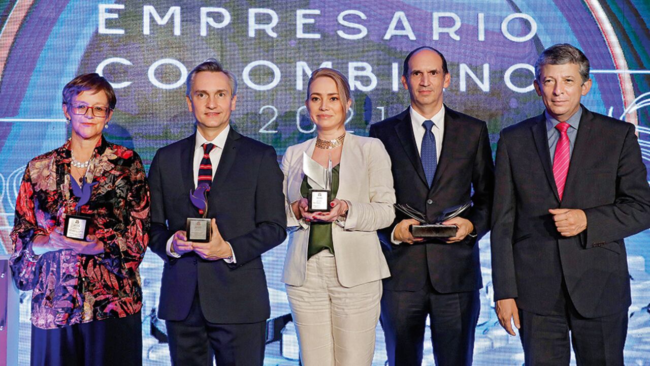 De izquierda a derecha, Elvira Restrepo Hernández, de Coopmente, recibió el Premio Colibrí Esmeralda; Santiago Herrán Diazgranados, de Bayer Pharmaceuticals, con el Premio Halcón Dorado; Claudia Alexandra Pardo, CEO de S3, con el Premio Ave Fénix al Resurgimiento Empresarial; Juan Carlos Henao, gerente general de Harinera del Valle, elegido como Empresario Colombiano 2021, en la categoría Mariposa de Lorenz; y Alejandro Cheyne, rector de la Universidad del Rosario.