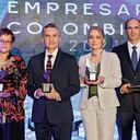 De izquierda a derecha, Elvira Restrepo Hernández, de Coopmente, recibió el Premio Colibrí Esmeralda; Santiago Herrán Diazgranados, de Bayer Pharmaceuticals, con el Premio Halcón Dorado; Claudia Alexandra Pardo, CEO de S3, con el Premio Ave Fénix al Resurgimiento Empresarial; Juan Carlos Henao, gerente general de Harinera del Valle, elegido como Empresario Colombiano 2021, en la categoría Mariposa de Lorenz; y Alejandro Cheyne, rector de la Universidad del Rosario.