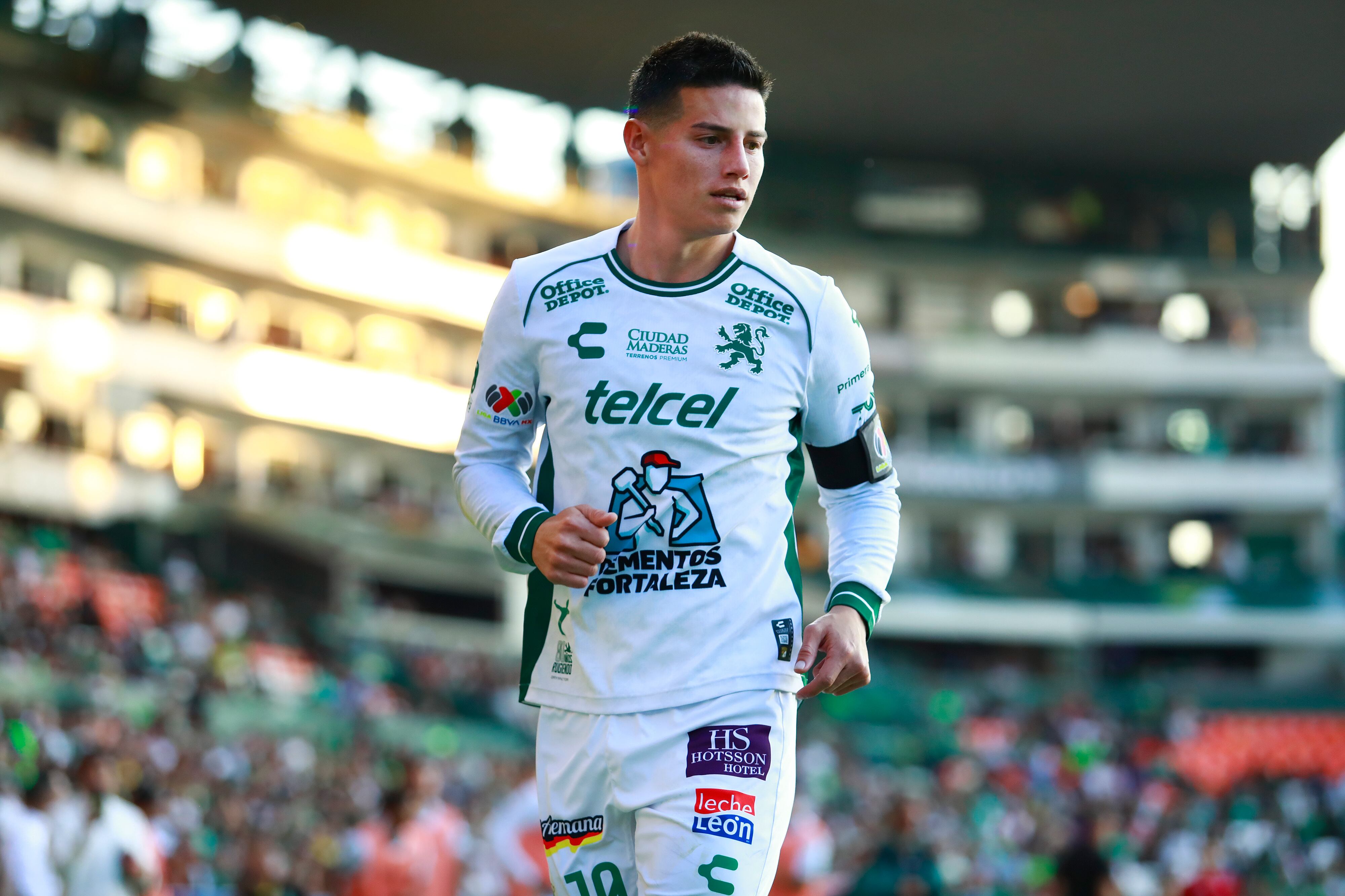 James Rodríguez porta la cinta de capitán en Club León