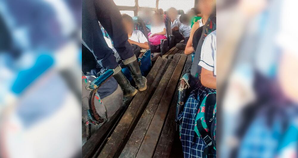 Ante la dificultad para crear un sistema de transporte uniforme y seguro que les permita a los niños llegar a tiempo a sus clases, las diferentes administraciones municipales han echado mano de lo que tienen.