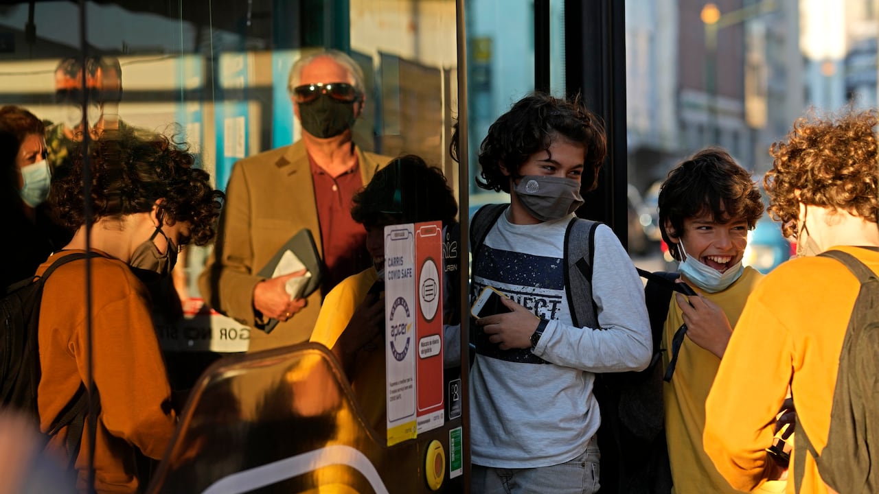 El tapabocas vuelve a ser obligatoria en todos los espacios cerrados y se exigirá el certificado covid para acceder a ciertos lugares como restaurantes o gimnasios.