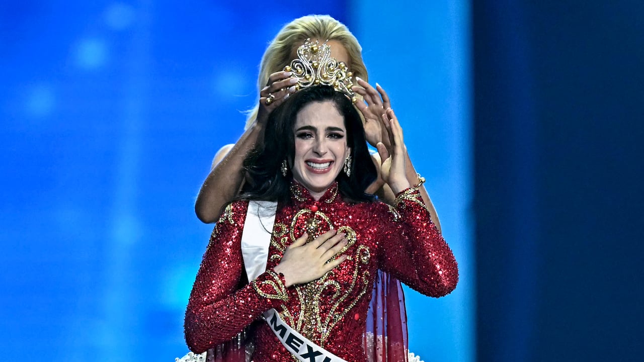 Miss Mexico Fatima Bosch (C) is crowned as she celebrates winning the 2025 Miss Universe pageant in Nonthaburi, north of Bangkok, on November 21, 2025. (Photo by Lillian SUWANRUMPHA / AFP)