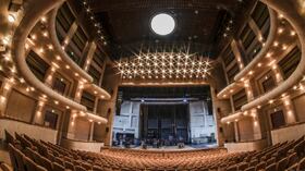 El escenario del Teatro Mayor Julio Mario Santo Domingo vacío. Se ve la parte de atrás del teatro.