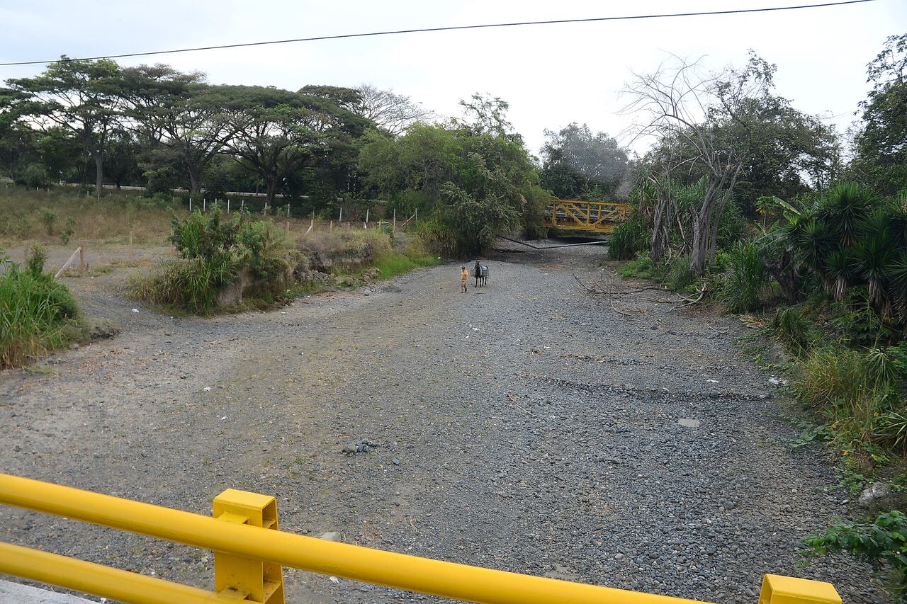 Los habitantes del municipio de Guacarí, están preocupados por la intensa ola de calor que azota el país por el fenómeno de El niño que seco el río Guabas en su paso por puente amarillo, dejando un panorama de polvo y piedras. foto José L Guzmán El País febrero 2-24